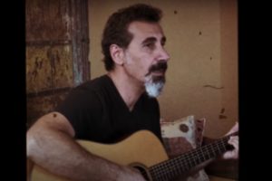 Serj Tankian în videoclipul "Hayastane" (captură ecran)