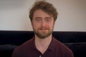 Daniel Radcliffe citind "Harry Potter și Piatra Filosofală"