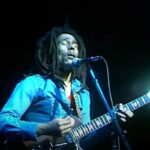 Bob Marley în timpul concertului "Live at the Rainbow" (captură ecran)