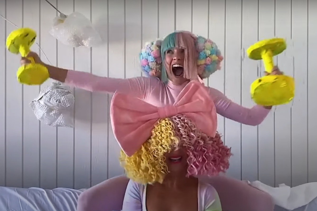 Sia și dansatoarea Maddie Ziegler au creat un moment colorat pentru piesa  