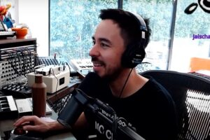 Mike Shinoda urmărind trupa Subcarpați