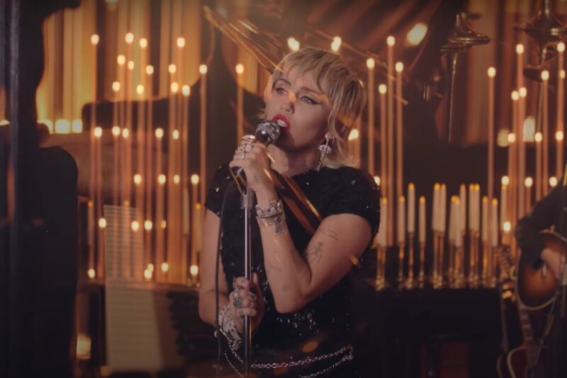 Miley Cyrus în cadrul Live Lounge Session de la BBC Radio 1 - captură ecran