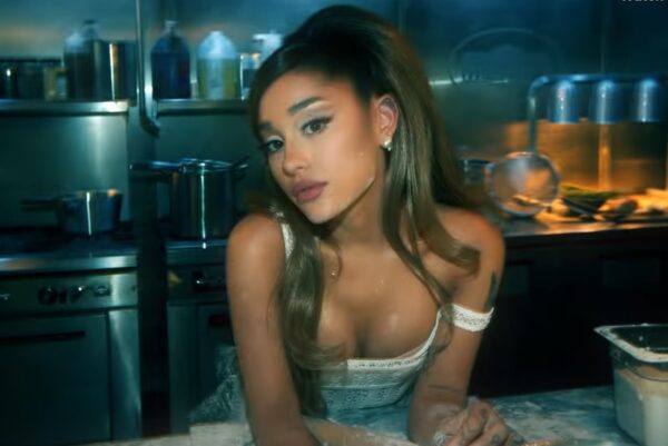 Ariana Grande în videoclipul piesei ”Positions”
