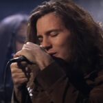 Eddie Vedder (Pearl Jam) cântând la MTV Unplugged (1992)