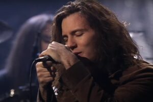 Eddie Vedder (Pearl Jam) cântând la MTV Unplugged (1992)
