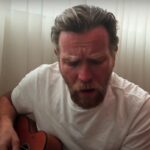 Ewan McGregor cântând ”Endlessly”