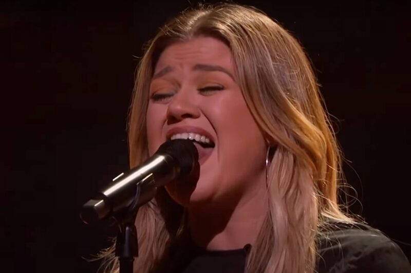 Kelly Clarkson cântând ”Dream On”
