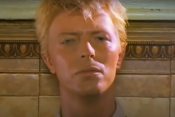 David Bowie în videoclipul piesei ”Let's Dance”