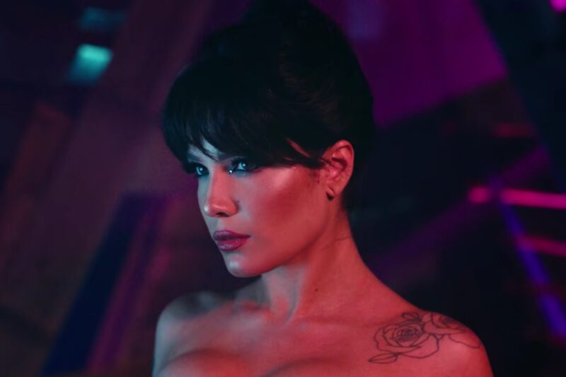 Halsey în videoclipul piesei "You should be sad"
