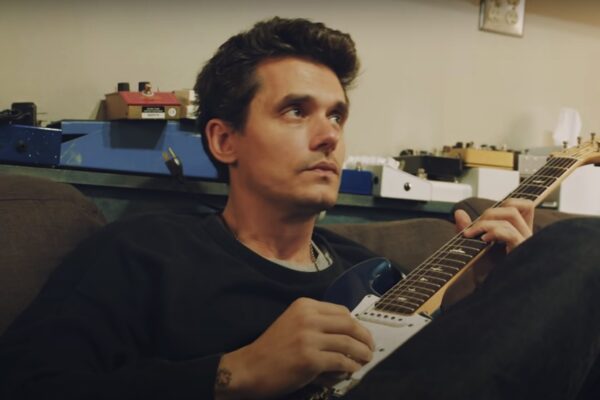 John Mayer în clipul ”Carry Me Away”