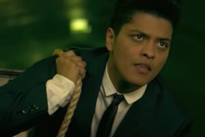 Bruno Mars în videoclipul piesei "Grenade"