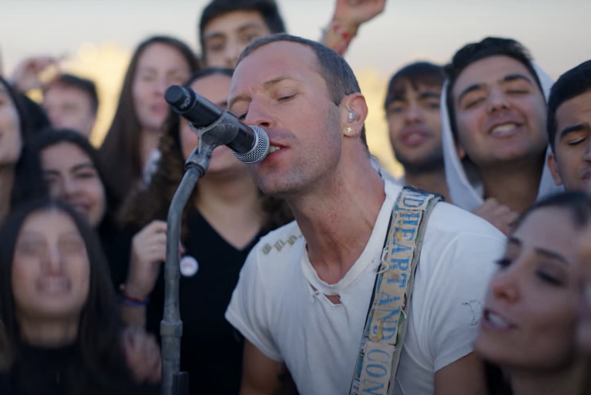 Chris Martin în concertul ”Coldplay: Everyday Life Live in Jordan”