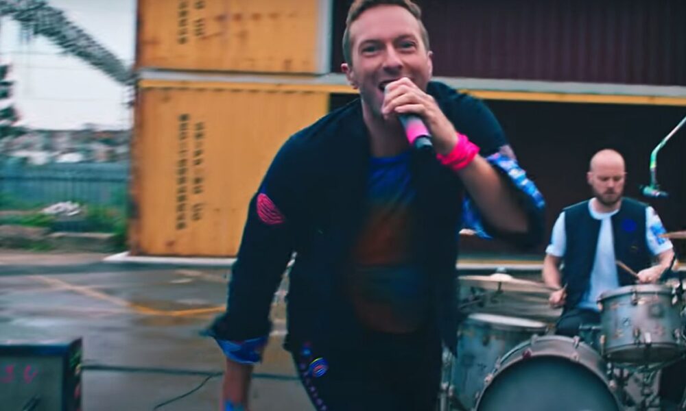 Chris Martin, vocalistul Coldplay, în clipul piesei ”Higher Power”
