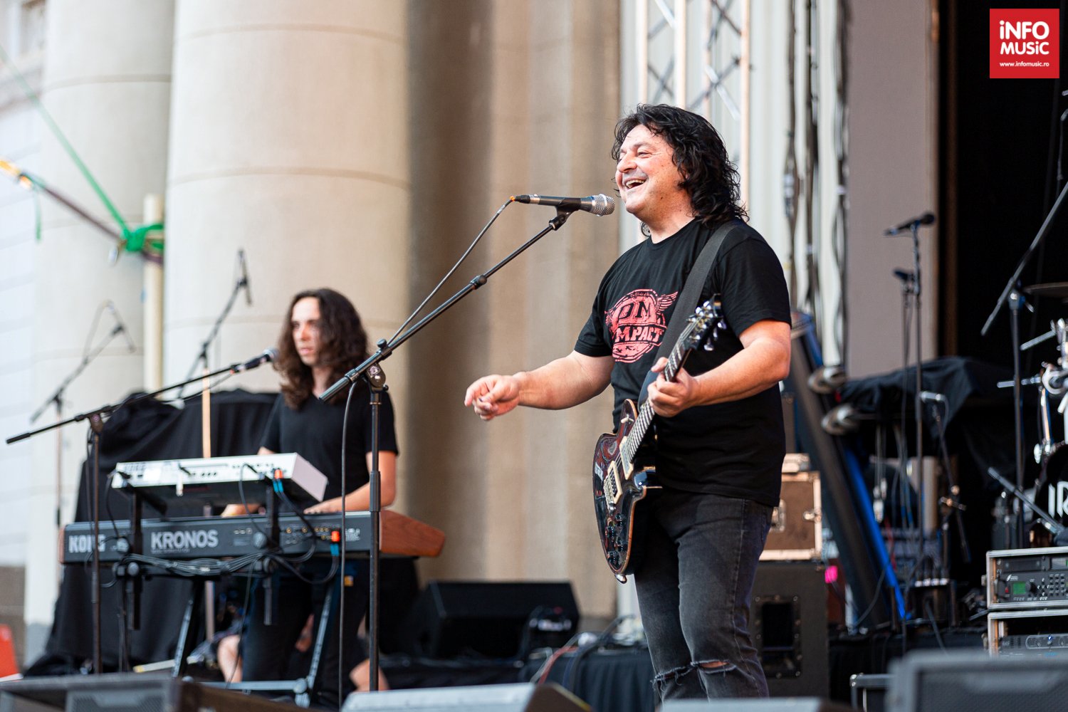 Paul Ciuci (voce, chitară) în cadrul concertului COMPACT - Ca pe vremuri, Arenele Romane, 15 iunie 2017