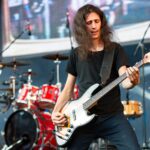 Alexandru Miu (chitară bas) în cadrul concertului COMPACT - Ca pe vremuri, Arenele Romane, 15 iunie 2017