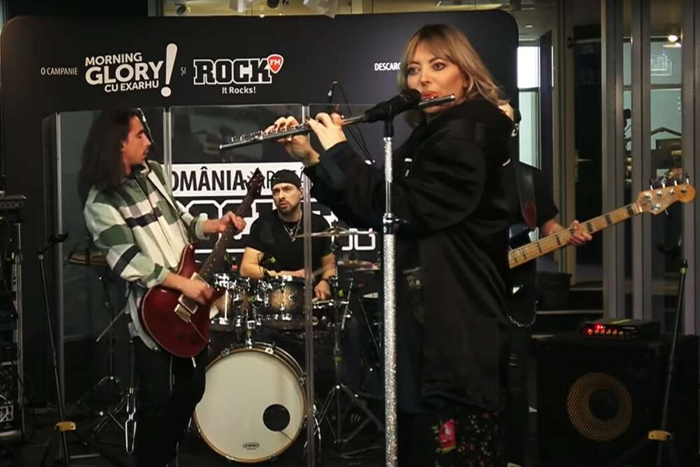 Delia cântând în cadrul campaniei ”România are sânge de rocker”