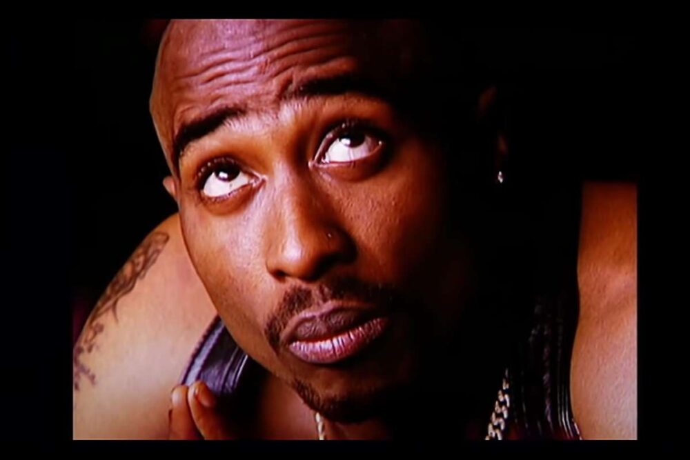 Tupac în videoclipul piesei "Changes"