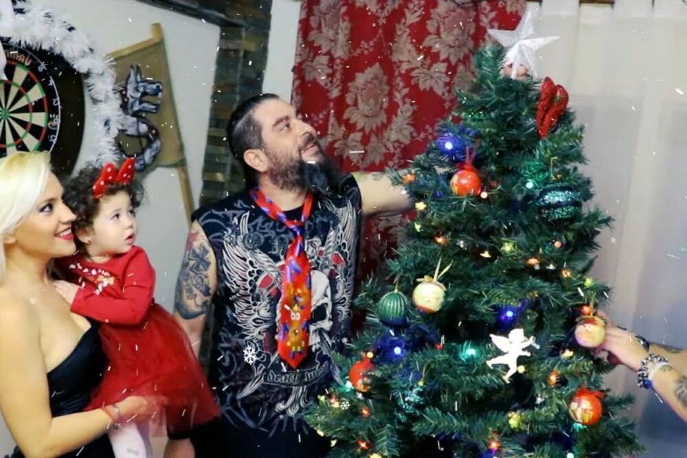 Videoclip Scarlet Aura Rockin Around the Christmas Tree