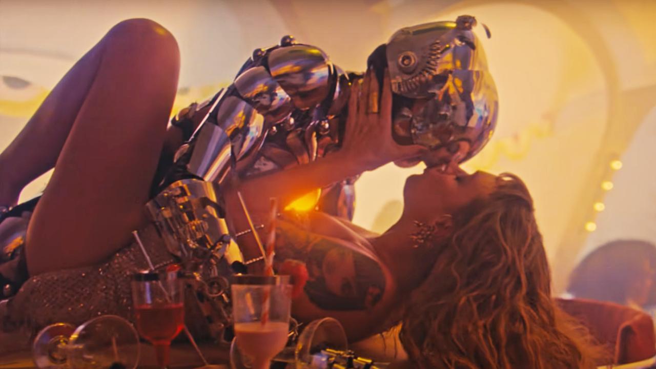 Tove Lo - No One Dies From Love (Official Music Video) 