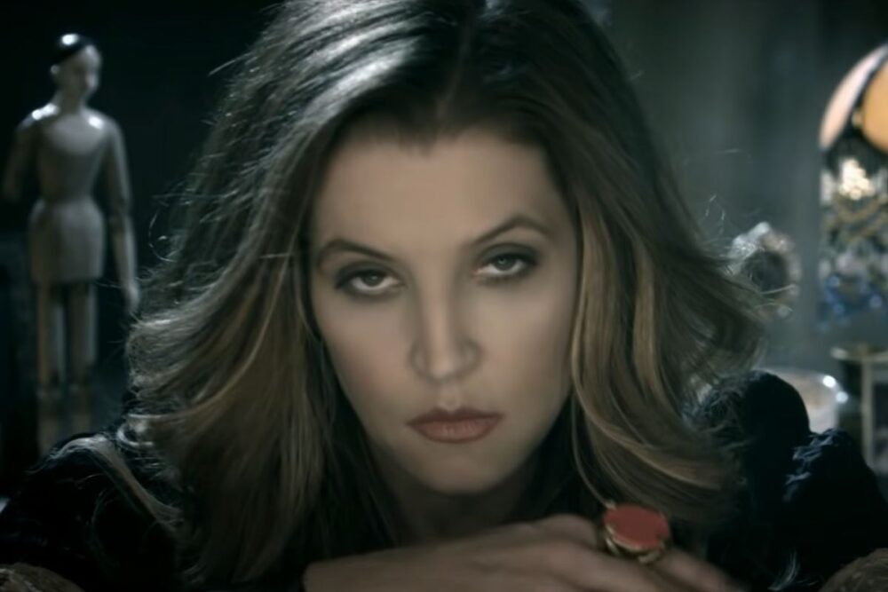 Lisa Marie Presley în videoclipul "You Ain't Seen Nothin' Yet"