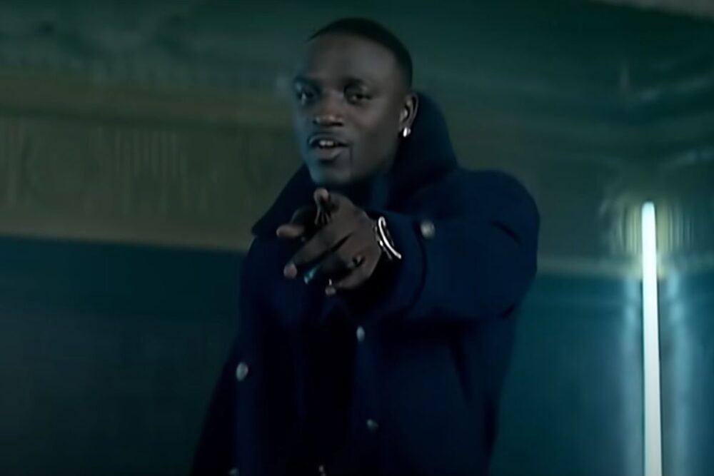 Akon în videoclip "Smack That"