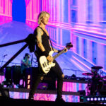 Basistul Duff McKagan în concertul Guns N'Roses, București, 16 iulie 2023