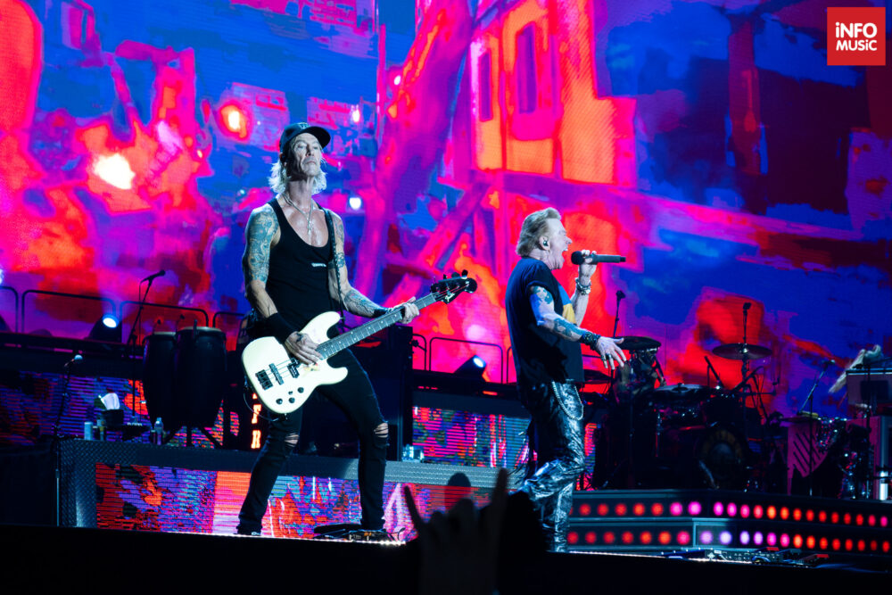 Basistul Duff McKagan în concertul Guns N'Roses, București, 16 iulie 2023