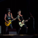 Slash și Duff McKagan în concertul Guns N'Roses, București, 16 iulie 2023