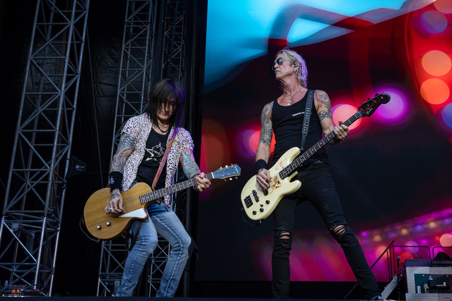 Duff McKagan și Richard Fortus în concertul Guns N'Roses la Bucuresti 2023