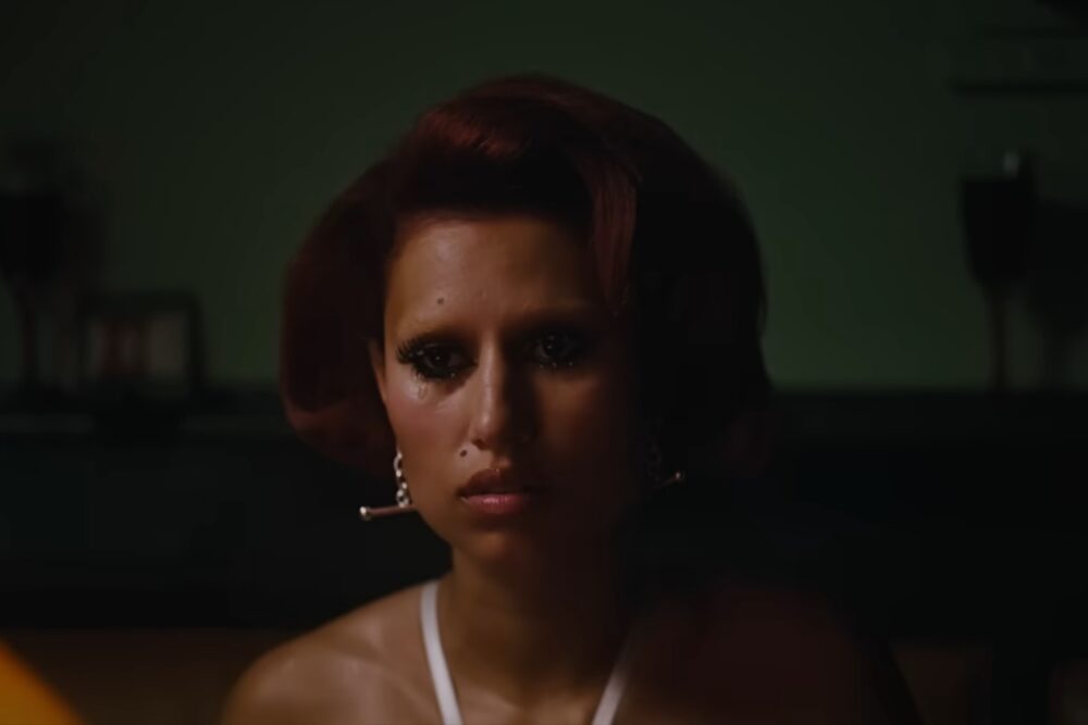 RAYE în videoclipul piesei "Black Mascara"
