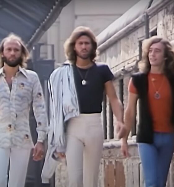 Bee Gees în videoclipul piesei "Stayin' Alive"