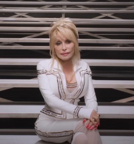 Dolly Parton în videoclipul piesei "We Are The Champions"