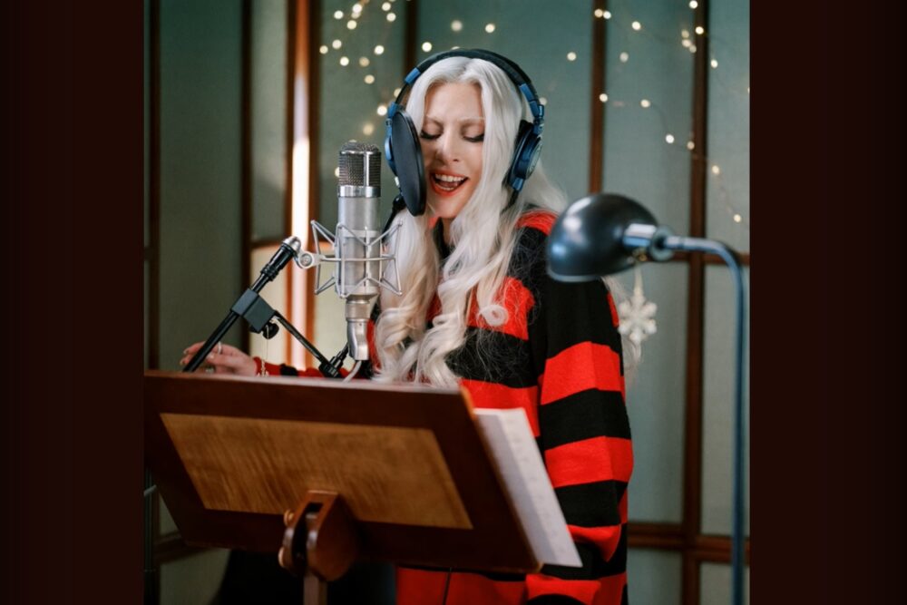 Lady Gaga cover "Santa Claus Is Coming To Town"