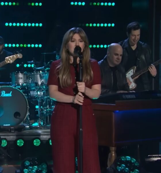 Kelly Clarkson interpretând "Birds of a Feather"