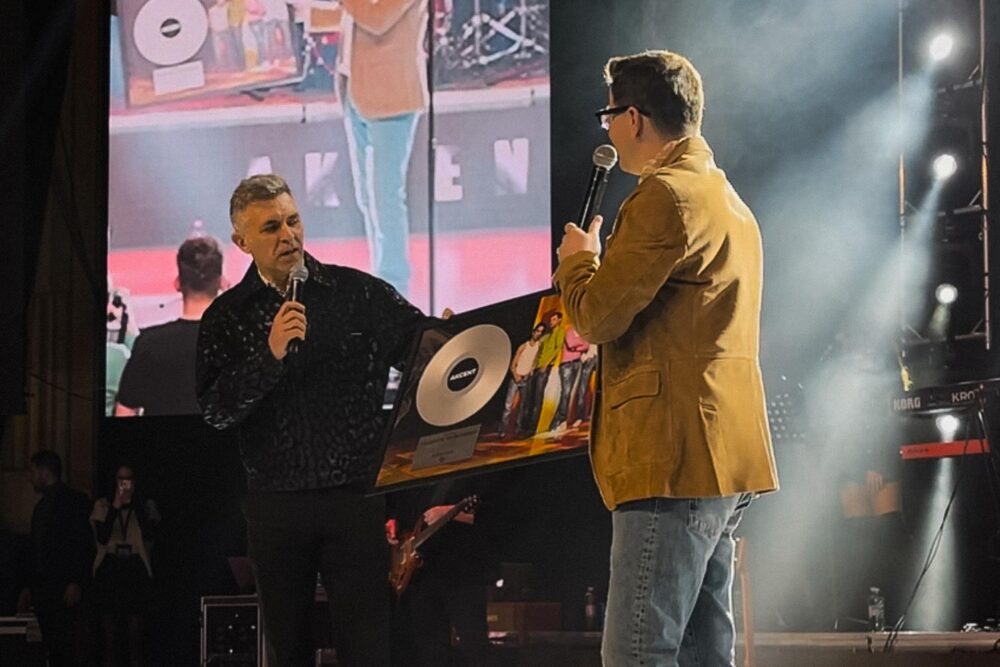 Akcent primește Discul de platină pentru piesa "Dragoste de închiriat"