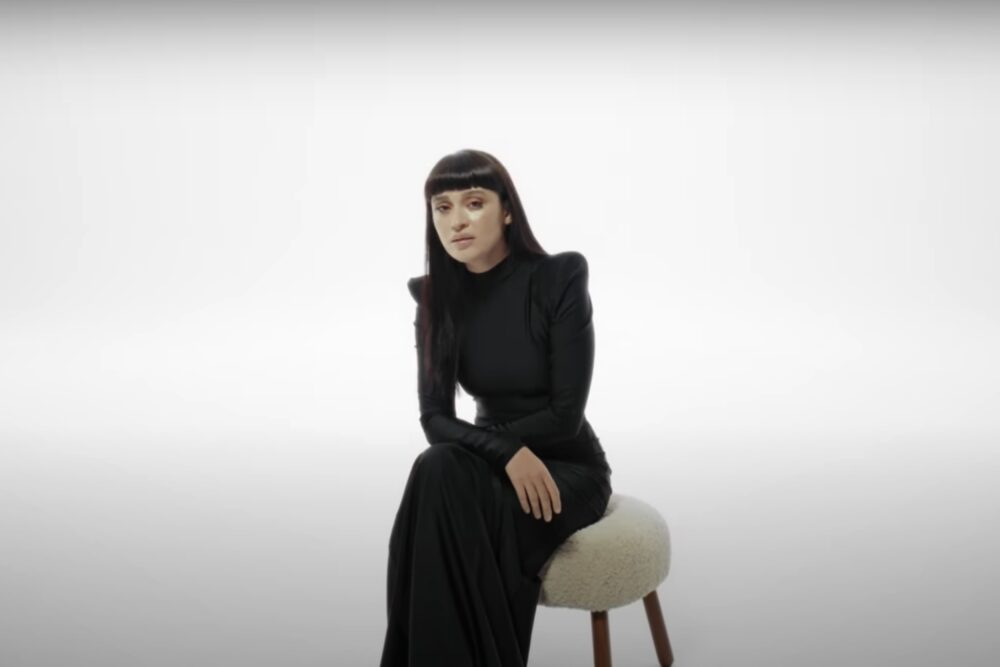 Irina Rimes în videoclipul piesei ""Să nu uiți cât te-am iubit"