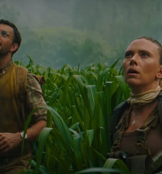 Scarlett Johansson și Jonathan Bailey în trailerul "Jurassic World Rebirth"
