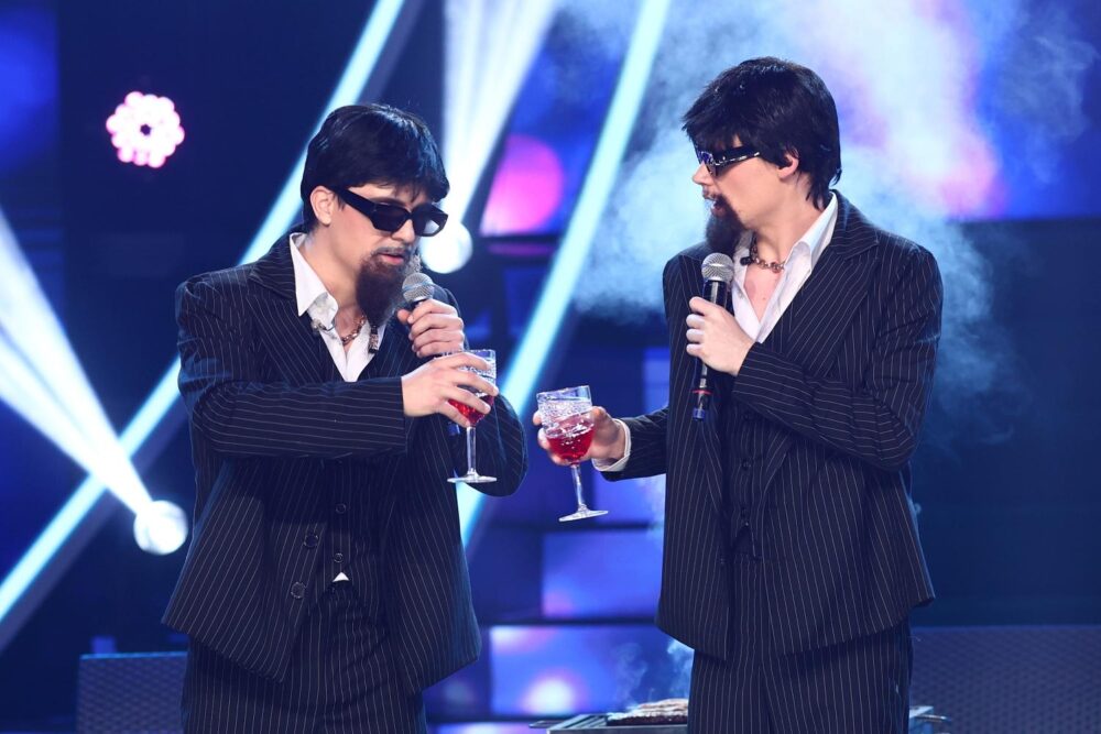 Mark Stam și Cristian Porcari interpretează piesa "A venit poliția" cântată de Theo Rose