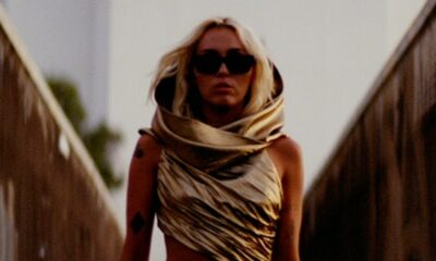 Miley Cyrus în videoclipul piesei "Flowers"