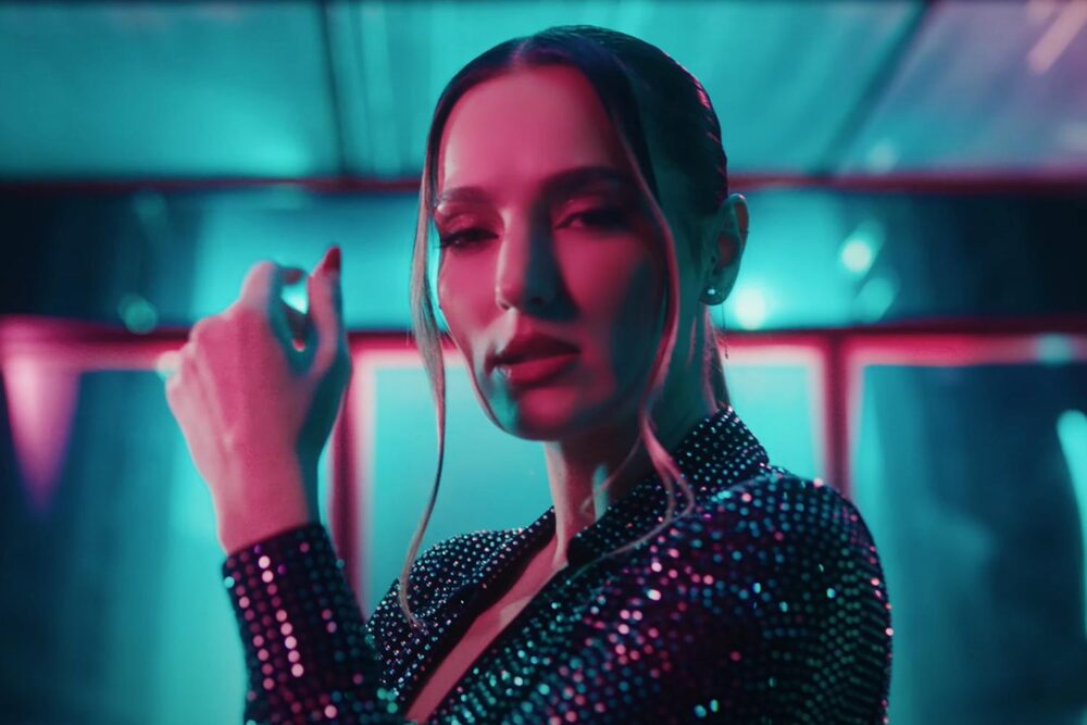 Minelli în videoclipul piesei "Bus Station"