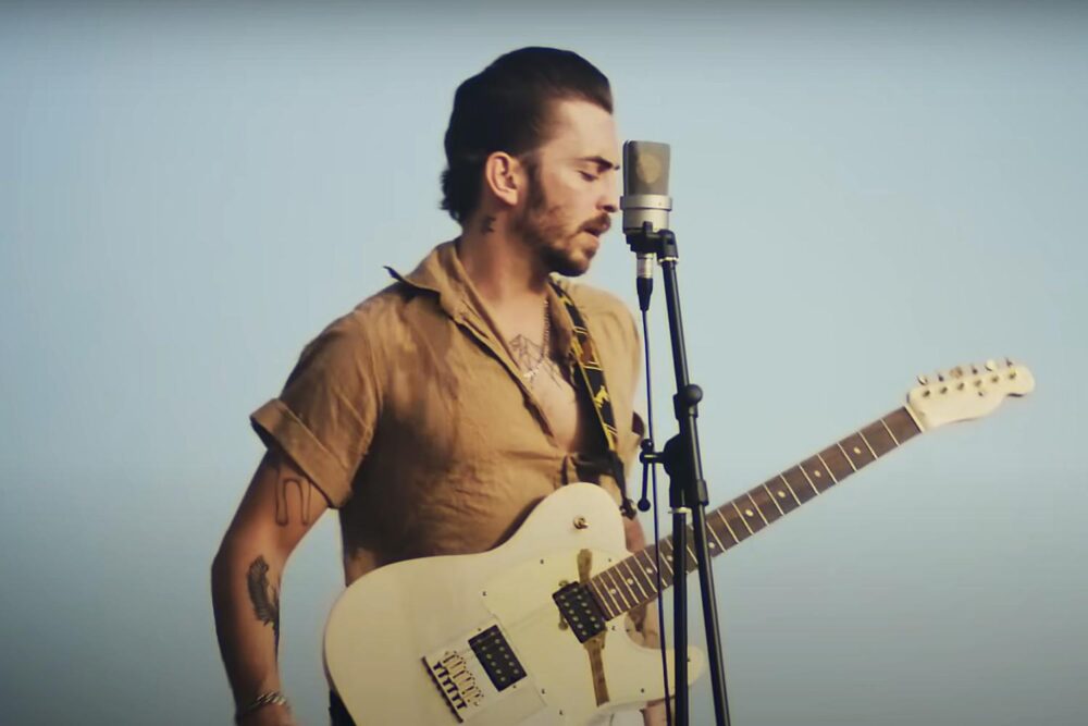 Dennis Lloyd în videoclipul "Alien"