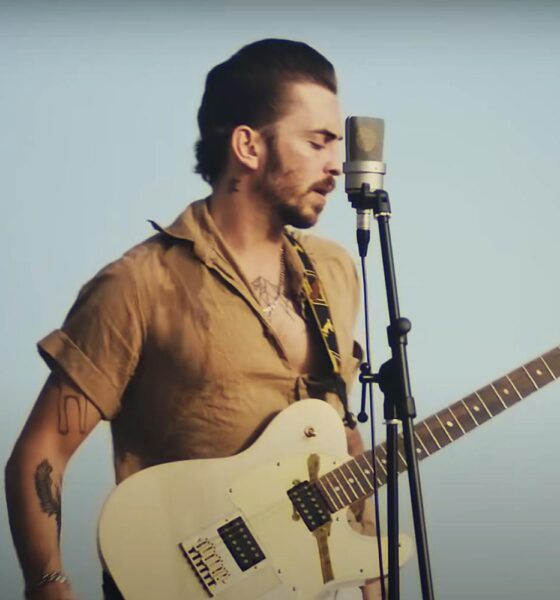 Dennis Lloyd în videoclipul "Alien"