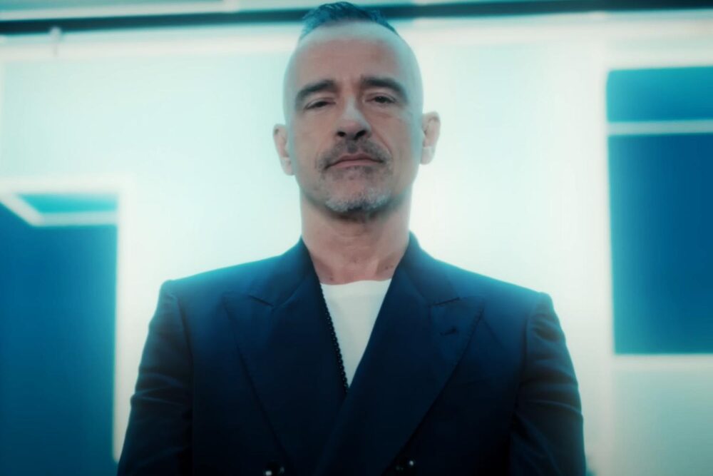 Eros Ramazzotti în videoclipul "Ama"