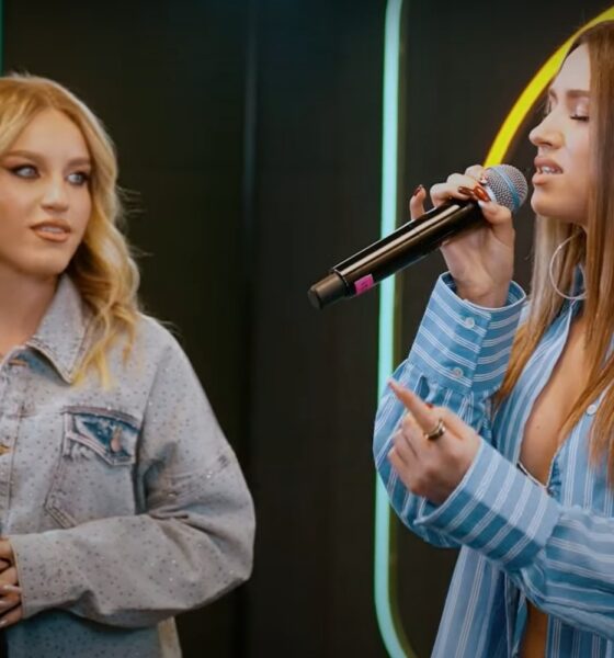 Ioana și Magda Ignat interpretând piesa "Prin București"