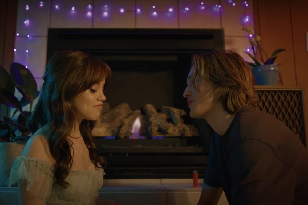 Trailer "Winter Spring Summer or Fall"