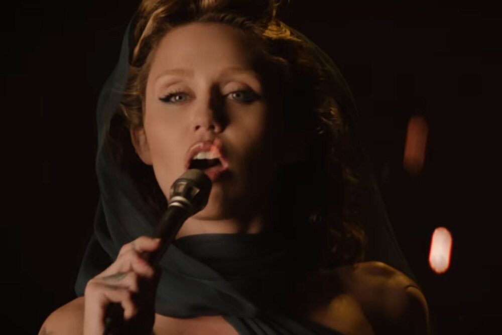 Miley Cyrus în videoclipul "Something Beautiful"