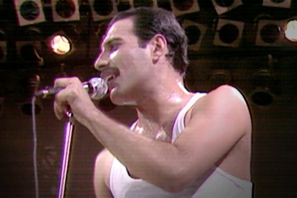 Freddie Mercury în timpul show-ului Live Aid din 1985