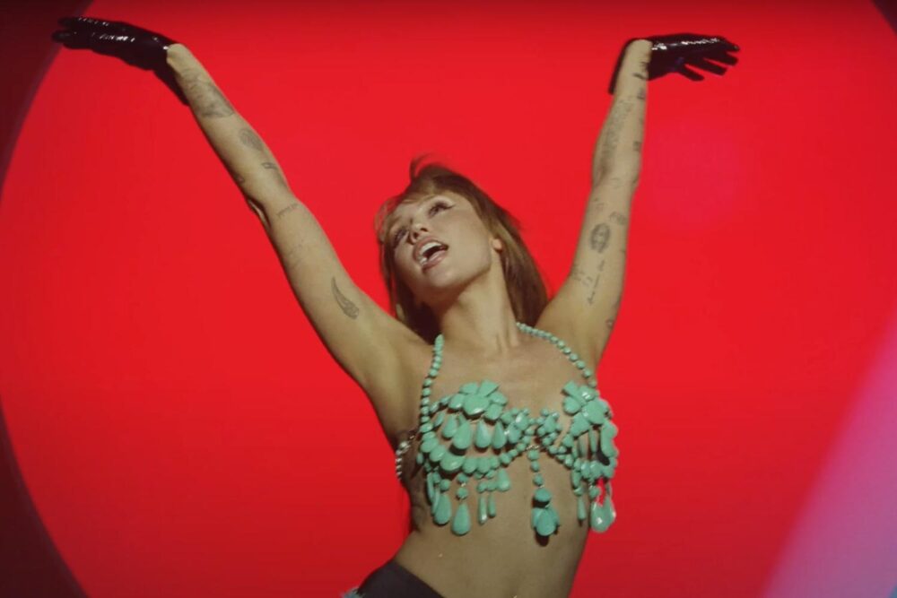 Miley Cyrus în videoclipul "Easy Lover"