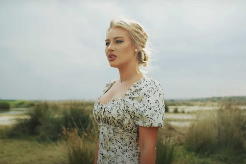 Irina Baianț în videoclipul "Închid ochii", lansat alături de Cornel Ilie