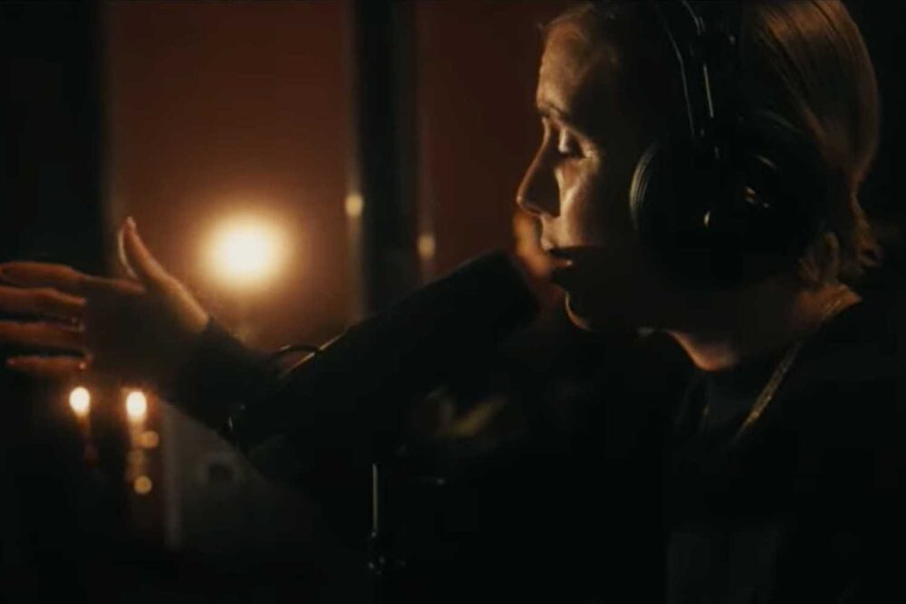 Lykke Li în clipul "better alone" (Live from the YouTube Music Studio Stockholm)